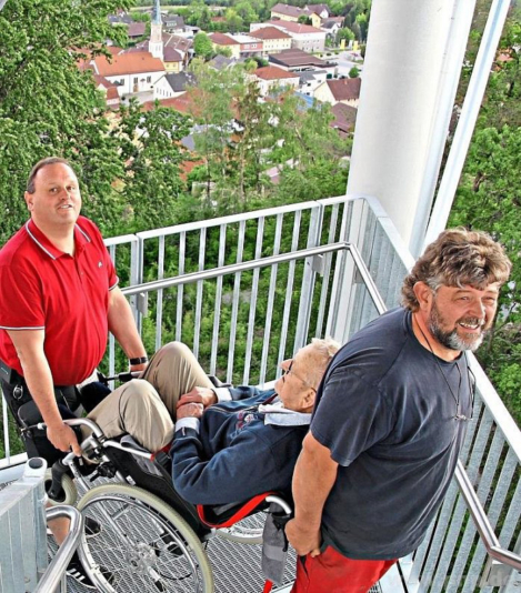 Mit 101 Jahren auf dem Aussichtsturm Büchlberg.