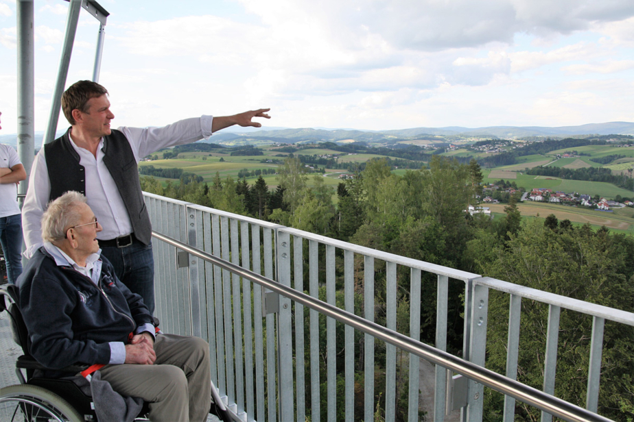 Mit 101 Jahren auf dem Aussichtsturm Büchlberg.